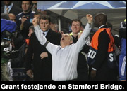 Avram Grant festejando en Stamford Bridge.