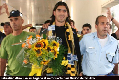 Sebastián Abreu en su llegada al Aeropuerto Ben Gurión de Tel Aviv.